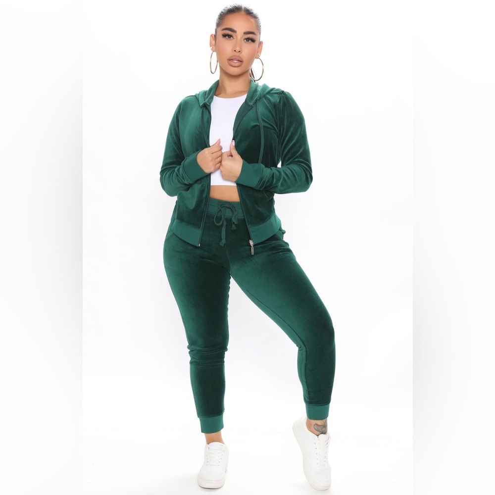 TWO ✌🏾Original trendsetter Valore sets forest Green And black color XL